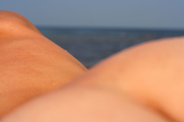 Naakte billen op strand